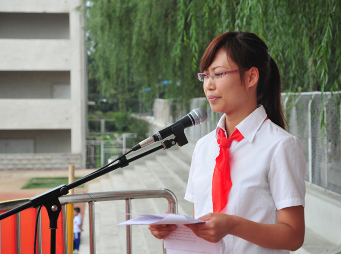 大队辅导员宋彦老师主持升旗仪式