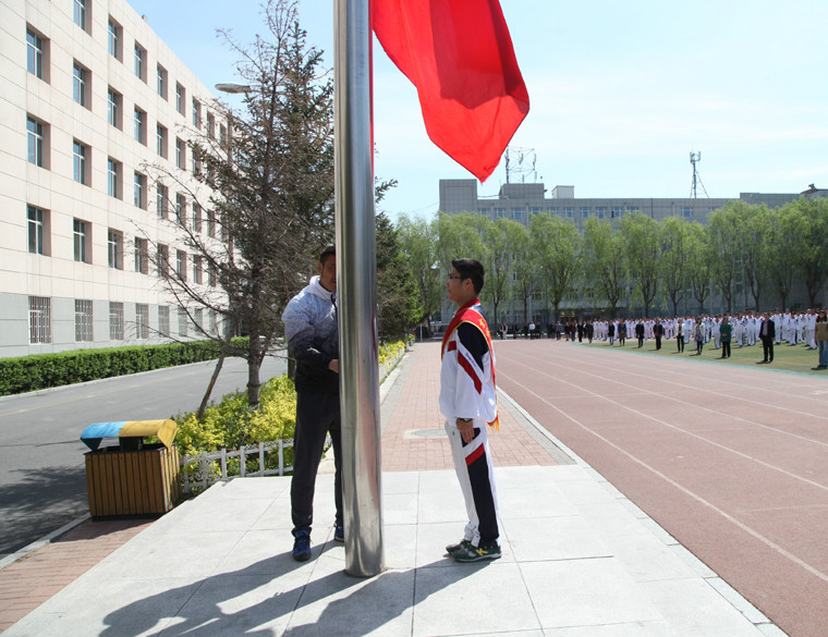 学生会体育部部长八年8班刘禹辰同学担任升旗手.JPG