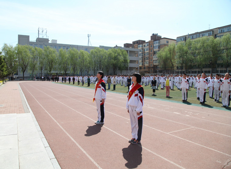 学生会生活部部长八年4班赵艺浓同学、宣传部部长八年5班项子安同学担任护旗手.JPG