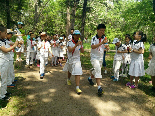 四年七班同学在快乐游戏中欢度节日 (3).jpg